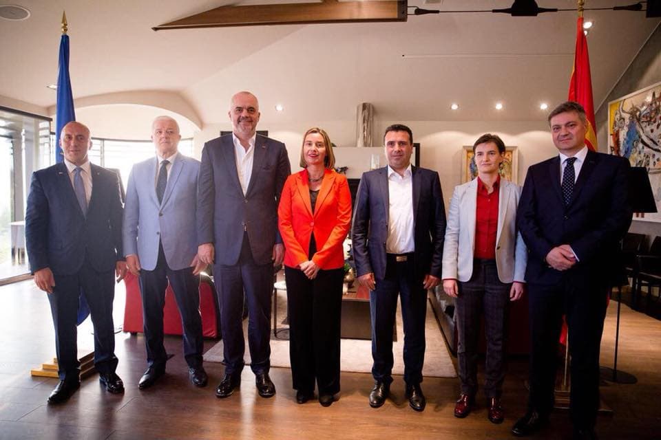 Mogherini bën bashkë Haradinajn dhe Brnabiç në Shkup, Rama qendron në krahë të shefes së BE