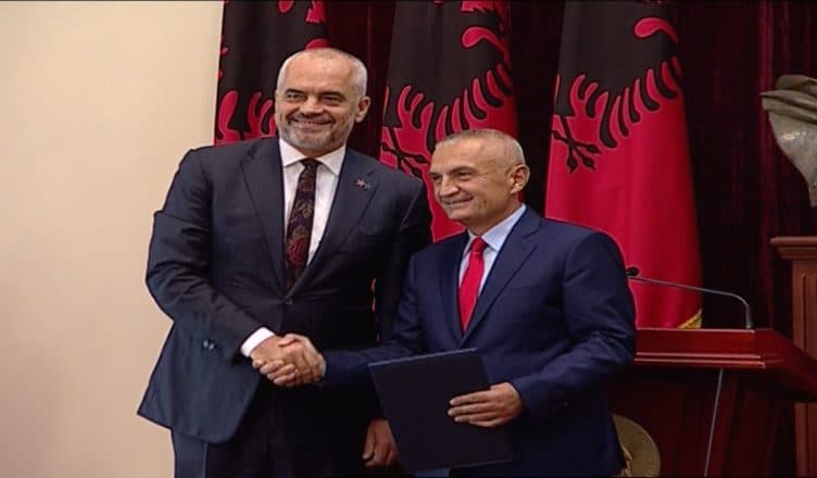 Rama takon Metën në zyrën e tij në Presidencë