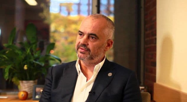 Rama takohet me pedagogë e studentë të Gjeologjikut: Mësova gjëra të reja
