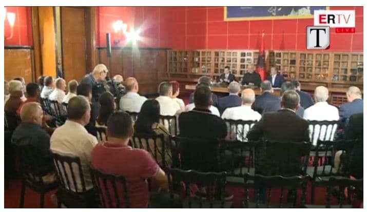 Edi Rama paralajmëron vendorët: Disa nga ju mund të mos jenë në detyrë (VIDEO)