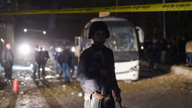 Sulm me bombë autobusit të turistëve pranë piramidës së Gizës në Egjipt, tre të vdekur e dhjetra të plagosur