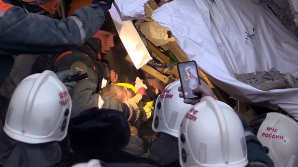 Shpërthim vdekjeprurës në Rusi, ekipet e shpëtimit bëjnë mrekullinë, nxjerrin foshnjën nga rrënojat (VIDEO) 