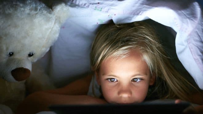 Studimi/ Koha që fëmijët kalojnë para ekranit nuk ndikon në gjumin e tyre