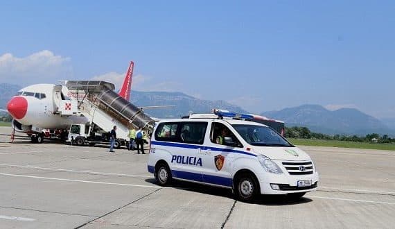 Kërkohej për rrëmbim personi, 29-vjeçari ekstradohet nga Greqia