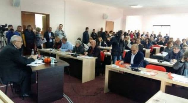 Demokratët dhe socialistët bëhen bashkë në Elbasan, votë unanime për buxhetin 2018