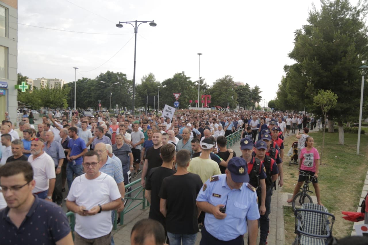 Militantët e opozitës e presin Ramën me protesta në Elbasan (FOTO/ VIDEO)