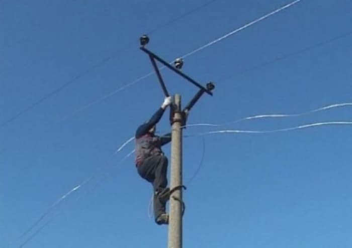 Bie nga shtylla e tensionit, humb jetën elektricisti 63-vjeçar në Gjirokastër