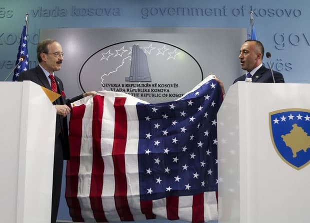 Eliot Engel vizitë në Serbi/ Mediat serbe: Trilluesi i gënjeshtrave rreth serbëve arrin nesër në Serbi