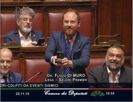 Deputeti italian merr fjalën në Parlament dhe i propozon të dashurës (VIDEO)