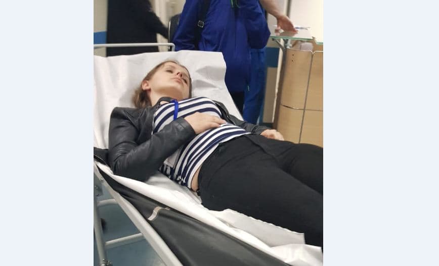 Gazetarja e Tema TV humb ndjenjat për shkak të gazit lotsjellës, dërgohet në spital (VIDEO)