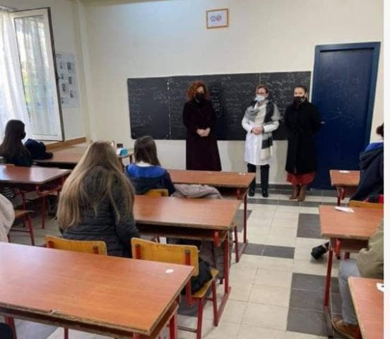  Bëri fushatë në shkolla/ “Qëndresa qytetare” kallëzon në KQZ deputeten e PS, Elona Gjebrea