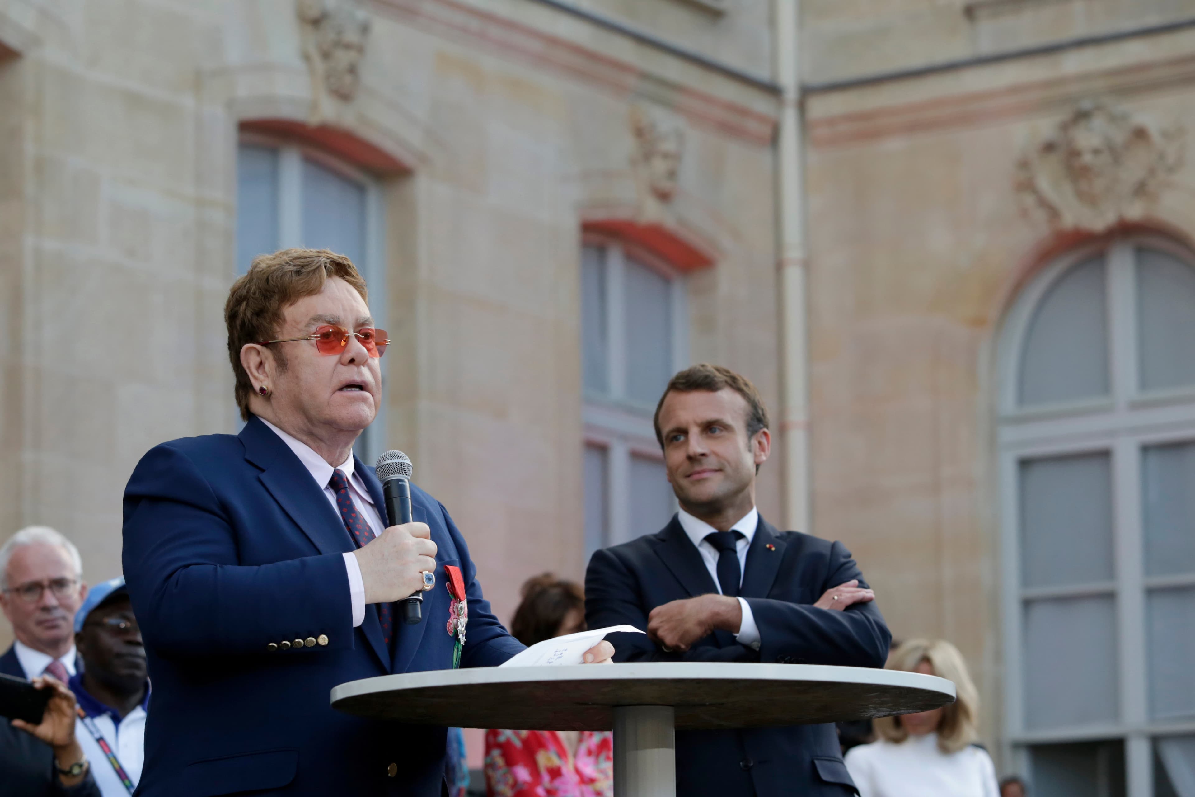 Elton John merr çmimin më të lartë civil të Francës