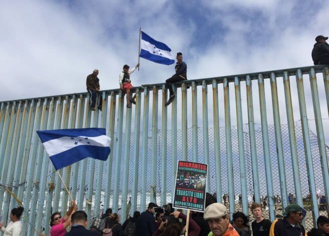 Karvani me qindra emigrantë mbërrin në Tijuanë në kufirin amerikan (VIDEO)
