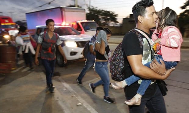 "Nuk ka asnjë mënyrë jetese", Karvani i ri me emigrantë nga Hondurasi niset drejt SHBA-së, Trump kërkon ndërtimin e murit për t'i ndalur