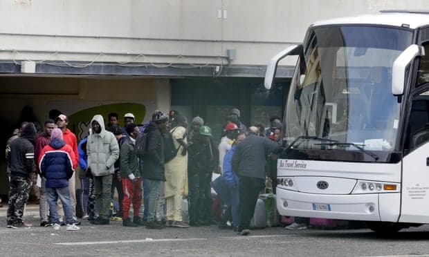 Italia dëbon mbi 500 refugjatë nga qendrat e strehimit