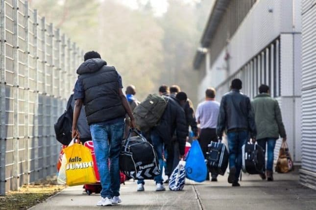 Emigracioni, Greqia u lehtëson “barrën” ishujve