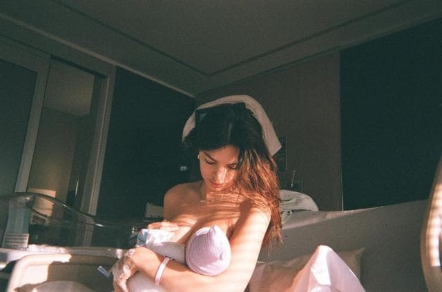 Modelja bëhet nënë për herë të parë!