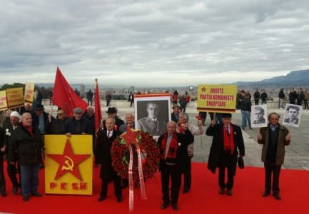 Komunistët në homazhe me foton e “komandantit” Enver Hoxha