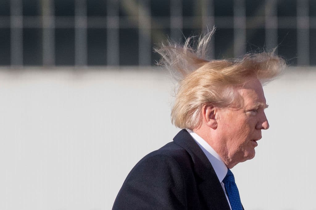 Era zbulon sekretin e modelit të flokëve të Trump-it (VIDEO)
