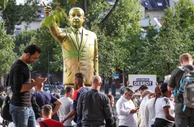 Wiesbaden në Gjermani heq statujën e presidentit turk Erdogan, përplasje mes mbështetësve dhe kundërshtarëve