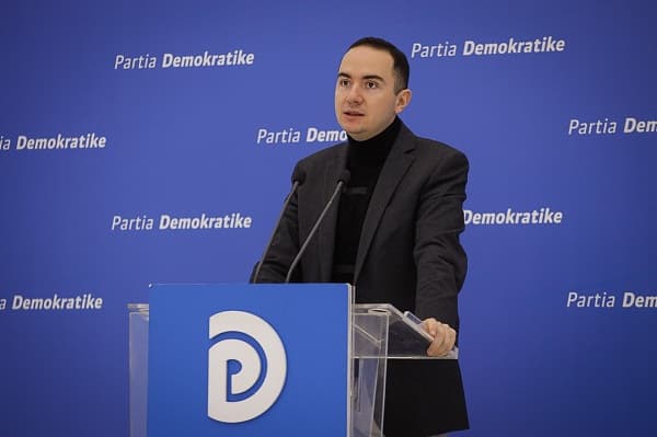      PD kërkon largimin e kreut të Bulqizës: Pi kokainë, qeveria drejtohet nga banda