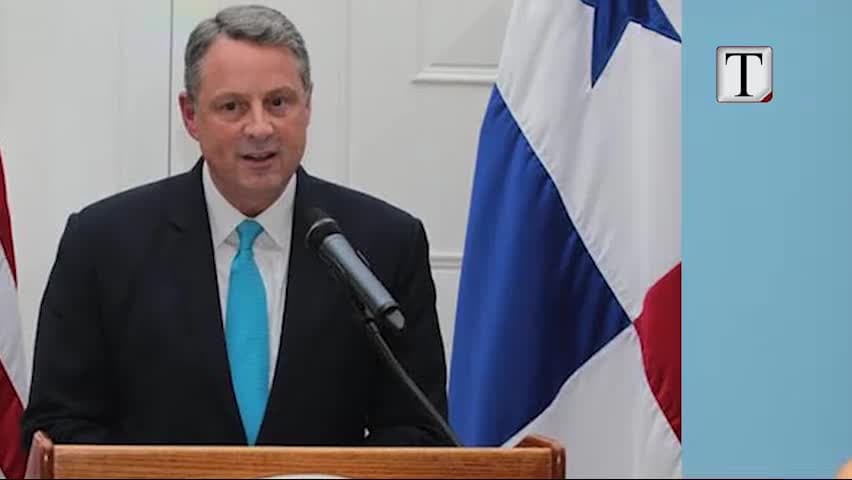 Estoni, dorëhiqet ambasadori amerikan: S’pajtohem me Trump (VIDEO)