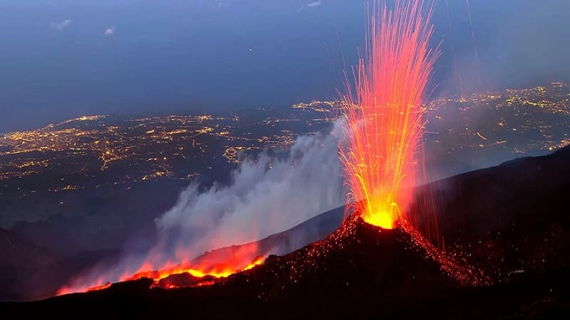 Paralajmërimi i shkencëtarëve: Vullkani Etna mund të "derdhet" në Jon dhe të shkaktojë cunam