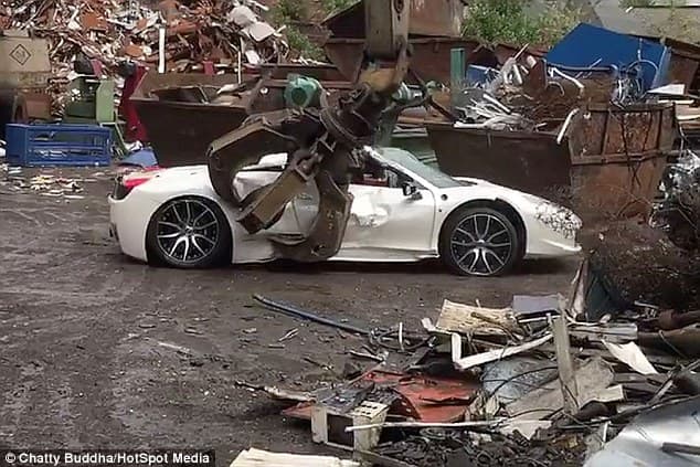 Kur ligji nuk pyet as për milionerët, Ferrari 200 mijë paund shkatërrohet në pikën e skrapit (VIDEO+FOTO)