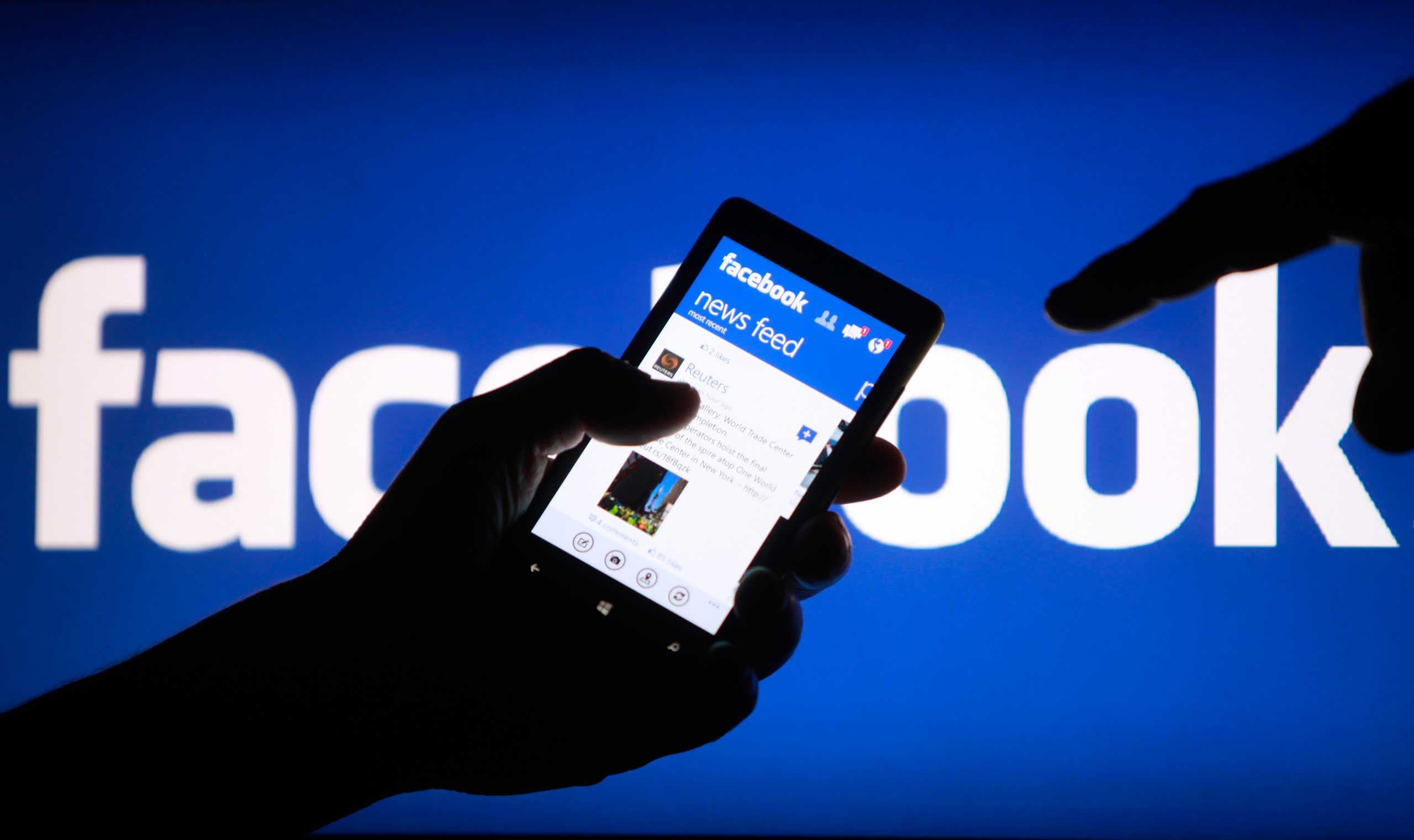 Gazetari “shkund” Facebook-un: Na përgjojnë 20 mijë punonjës (VIDEO)