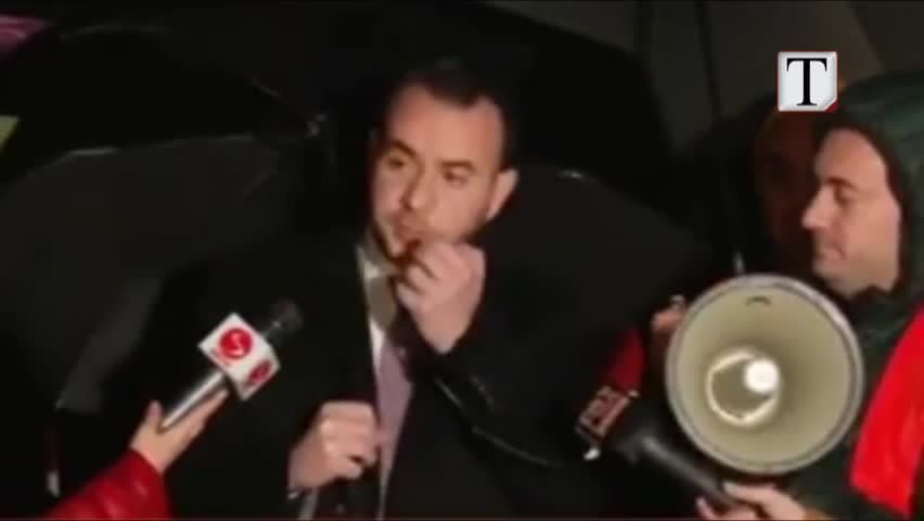 "Unaza e Re", reshjet e shiut nuk ndalojnë protestën e banorëve të "Astirit" (VIDEO)