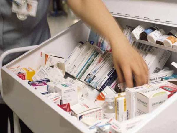 Kontrabandë ilaçesh në Tiranë, përfundon në pranga administratori dhe punonjësja e farmacisë