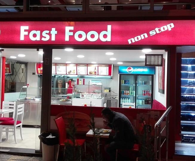     AKU kontrolle subjekteve ushqimore/ Mbyll pesë subjekte fast-food në Tiranë