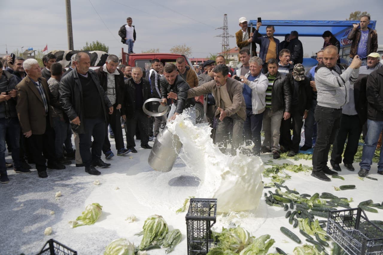 Fermerët e Lushnjës dhe Rrogozhinës protestojnë për ndryshimin e TVSH-së, derdhin prodhimet në rrugë (VIDEO)