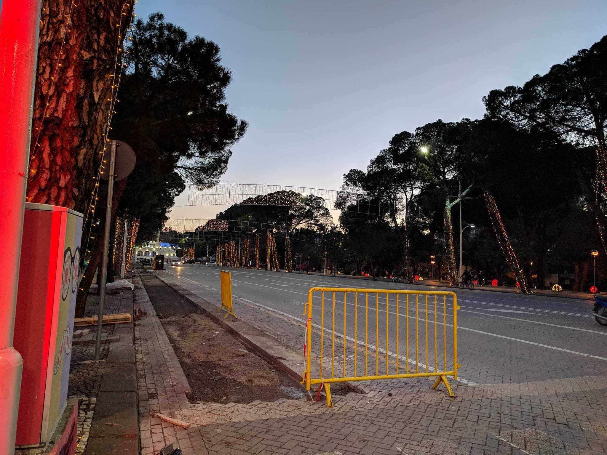Festat e fundvitit, atmosfera e "ftohtë" në rrugët e Tiranës (FOTO)