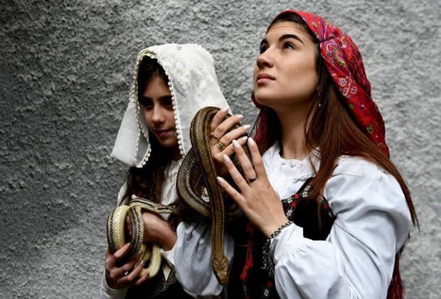 Itali: Riti i gjarpërinjve për nder të Shenjtit (FOTO)
