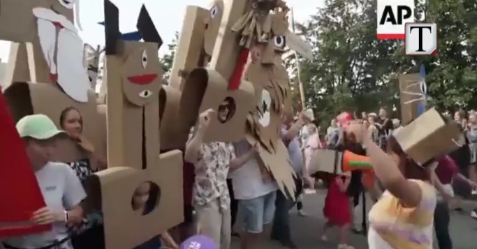 Festivali i Rrugës, kreativitet me karton në Rusi (VIDEO)