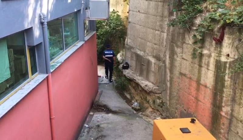 Hidhet nga ballkoni, vdes në vend 65-vjeçarja në Fier