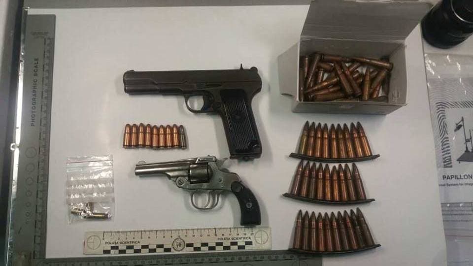 Plagosi të riun në Fier, policia kap autorin me dy pistoleta në banesë