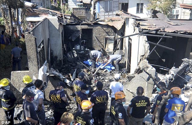 Avioni rrëzohet mbi një shtëpi, 10 persona humbin jetën në Filipine (VIDEO)