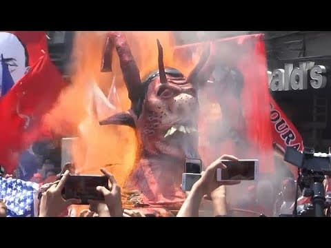 1 Maji/ Punëtorët filipinezë djegin portretin e presidentit Duterte