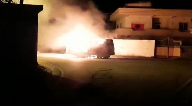 Digjet furgoni i mallrave në Vlorë, policia nis hetimet (VIDEO)  