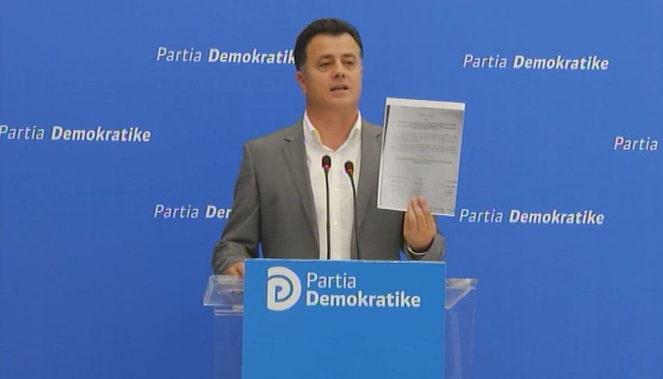 PD denoncon kryebashkiakun e Hasit: Do të bëjë qytetar nderi atentatorin e Azem Hajdarit