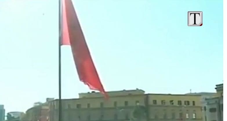 105 vjet shtet/ Veliaj ngre flamurin në sheshin “Skënderbej” (VIDEO)