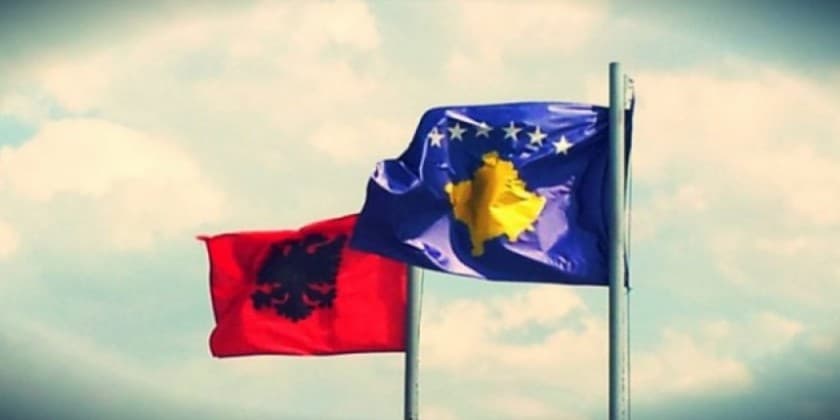 Haradinaj rikthen flamurin kombëtar në hyrje të Prishtinës