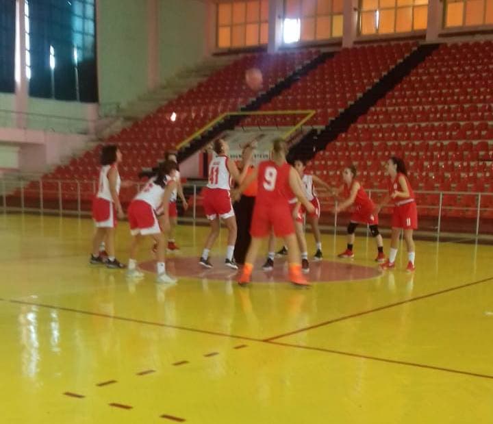 Basketbollistet e “Flamurtarit” triumfojnë ndaj ekipit të “Studentit”