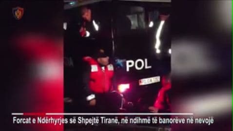 Përmbytjet / Edhe FNSH-të në ndihmë të banorëve për tu evakuuar (VIDEO)