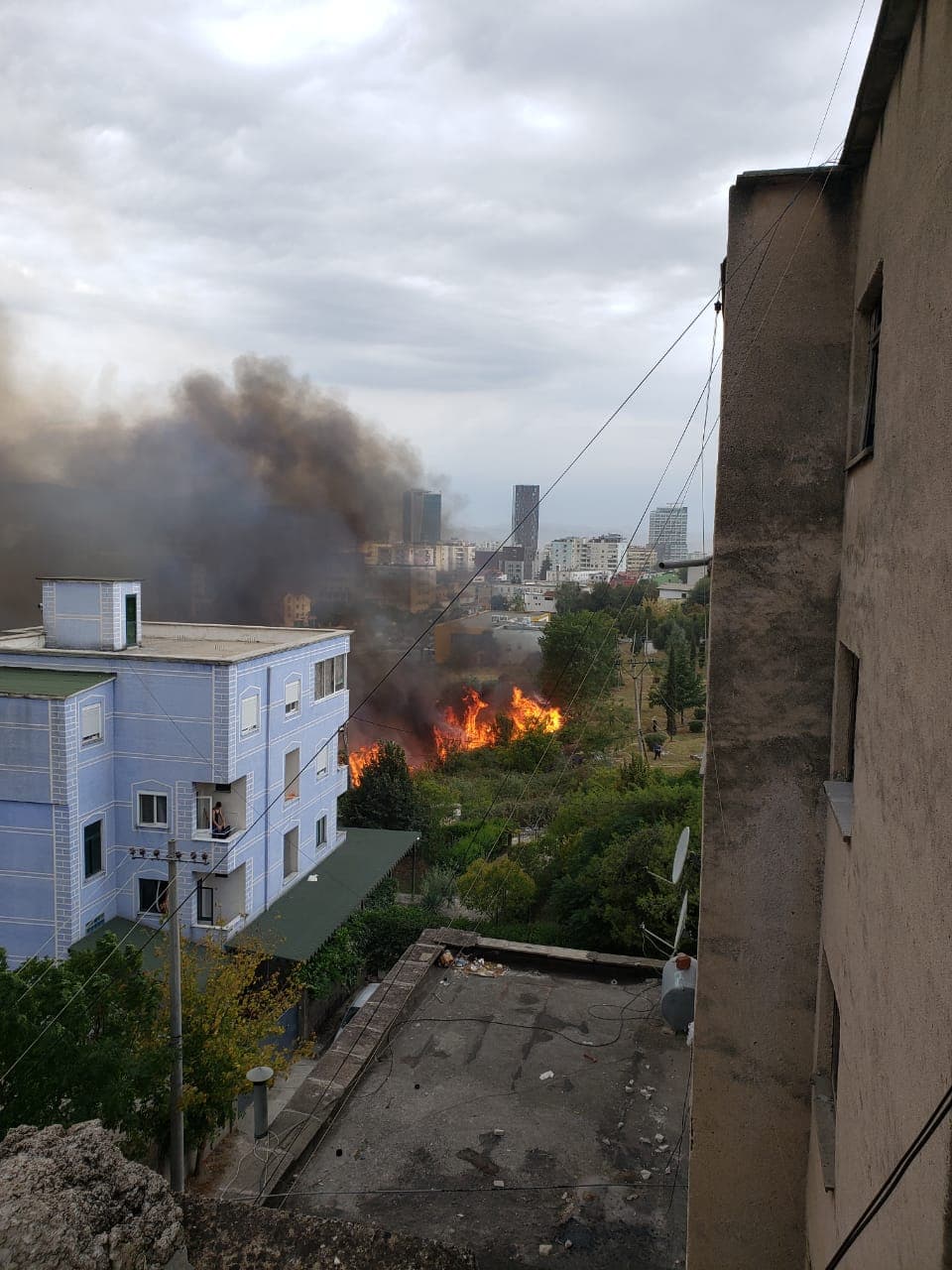 Zjarr masiv në Qytetin Studenti (VIDEO)
