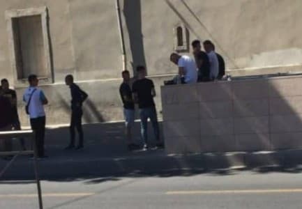 Sherr mes emigrantëve shqiptarë në Francë, 16-vjeçari nxjerr thikën dhe…