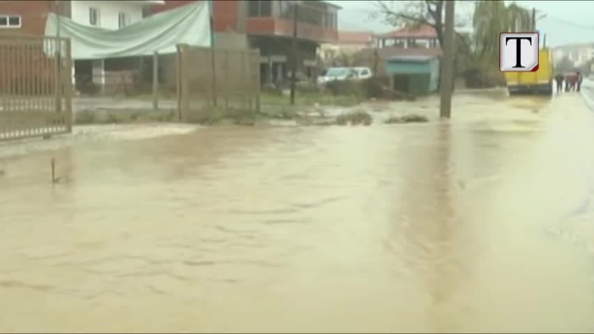 Përmbytje dhe evakuuime masive në Vlorë e Fier (VIDEO)