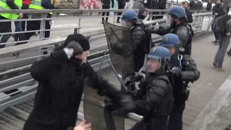 "Jelekët e verdhë", arrestohet ish-boksieri, filmohet duke grushtuar policinë franceze (VIDEO)